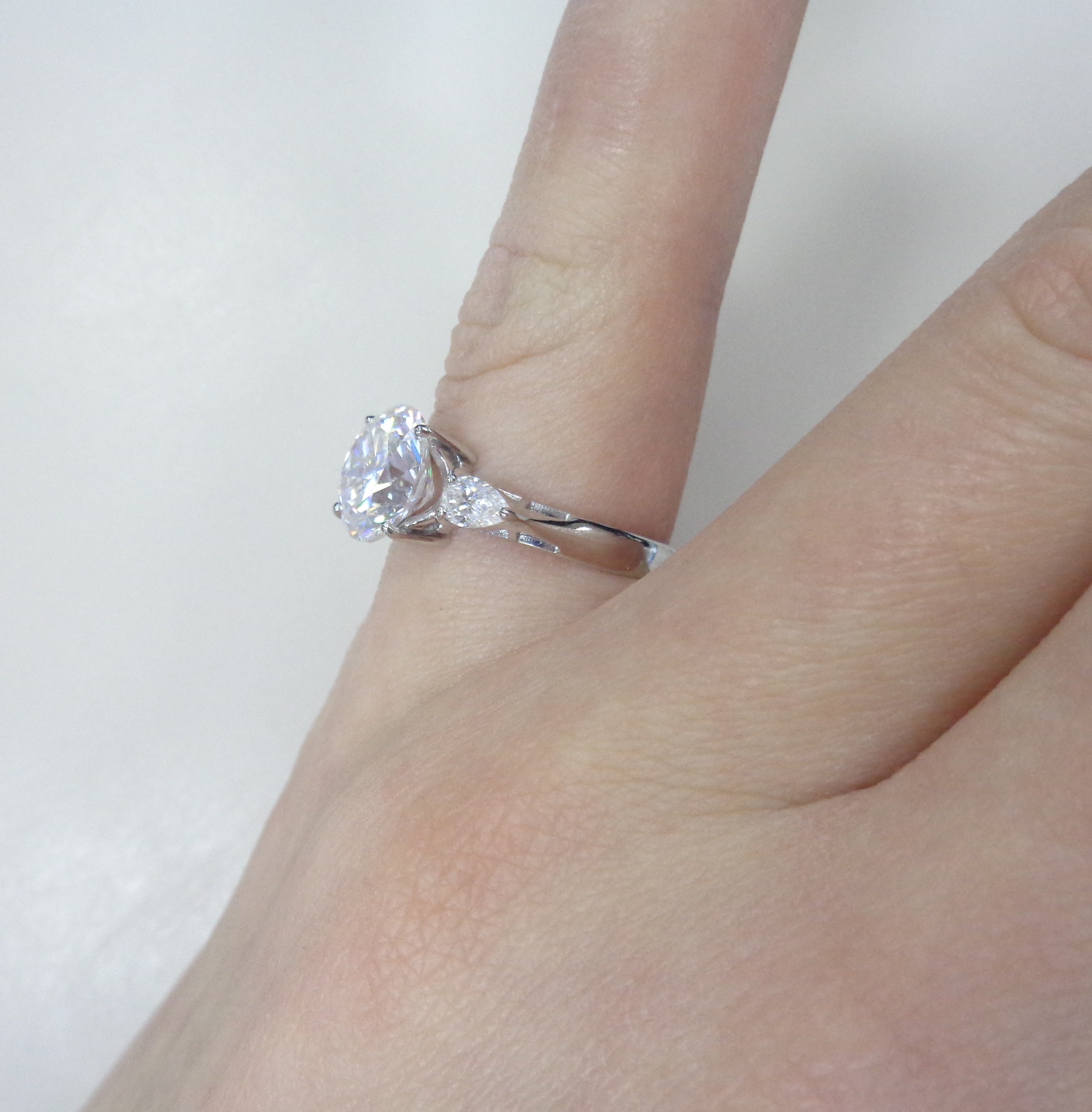 Серебряное кольцо с муассанитами